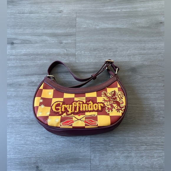 Harry Potter Gryffindor Purse - Picture 1 of 6